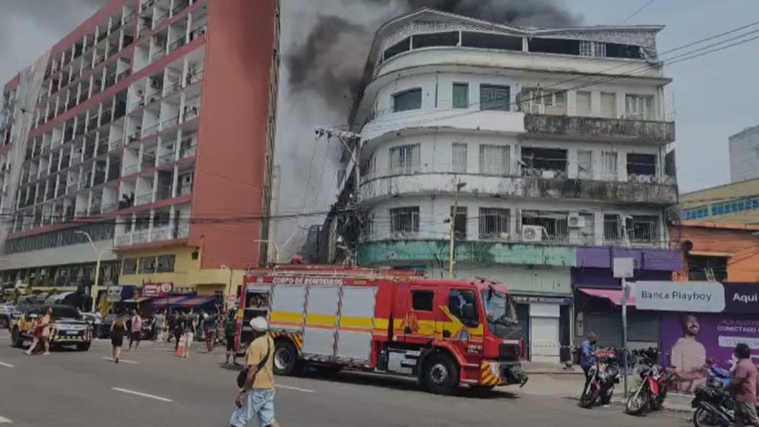 Incêndio em restaurante do Centro de Manaus atinge cinco estabelecimentos e mobiliza dezenas de bombeiros
