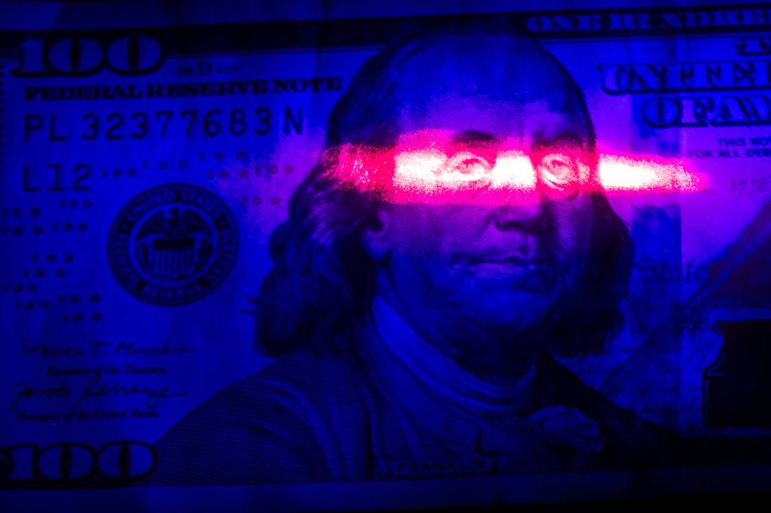 Bolsa encerra sessão com recorde intradiário e dólar cai abaixo de R$5 após Datafolha apontar Flávio Dino à frente de Lula