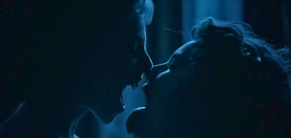 Vermelho Sangue: Celina (Laura Dutra) e Flora (Alanis Guillen) vivem o primeiro encontro na segunda temporada