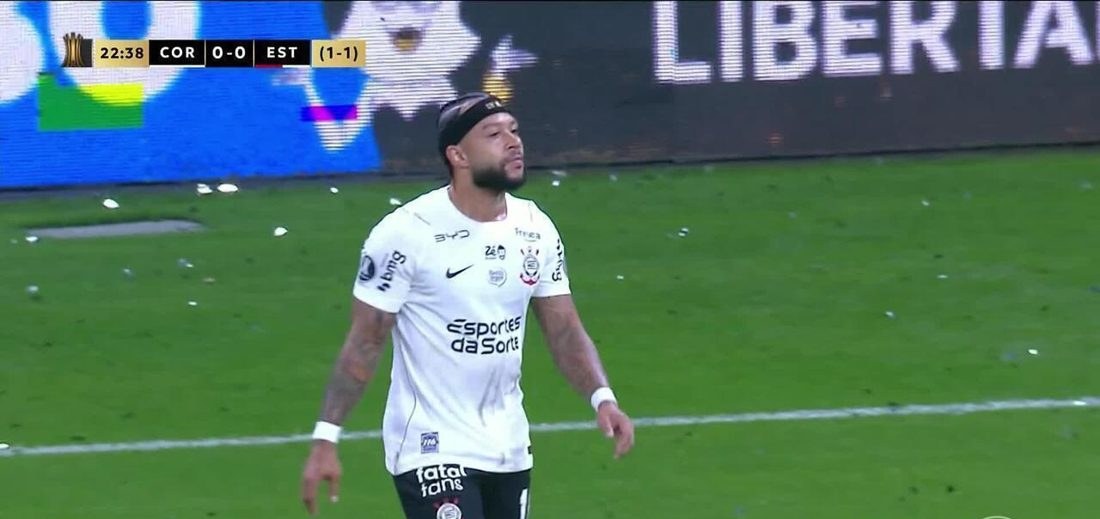 Cobrança de falta de Memphis Depay sai para fora aos 22 minutos do primeiro tempo no duelo Corinthians x Estudiantes