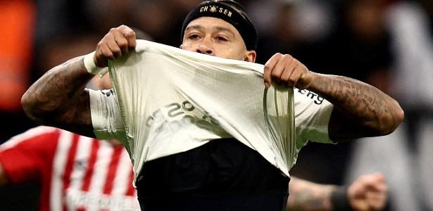Gaviões da Fiel chega ao CT Joaquim Grava irritada e sai com "pena" após confronto com diretoria do Corinthians