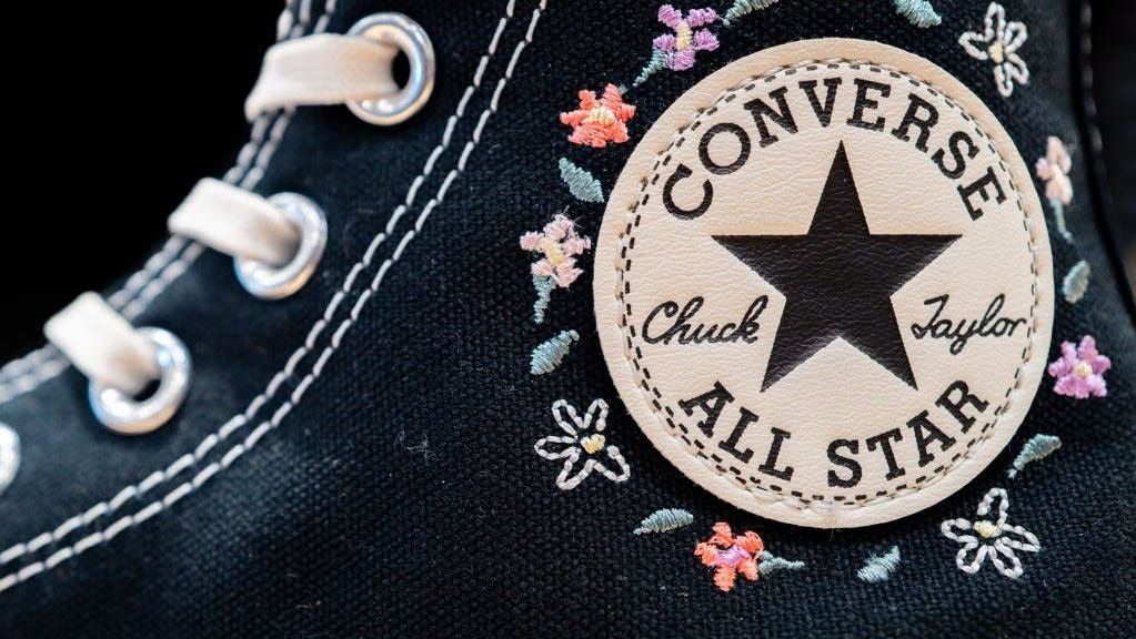 Converse pede desculpas e retira anúncio de tênis acusado de evocar a Ku Klux Klan