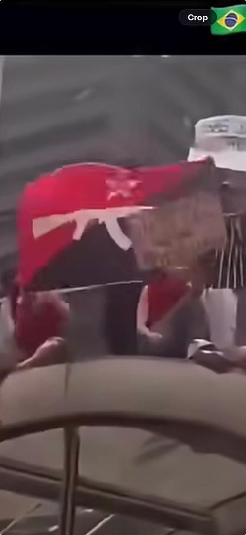 Bandeira com fuzil em manifestação do PT se torna viral nas redes sociais