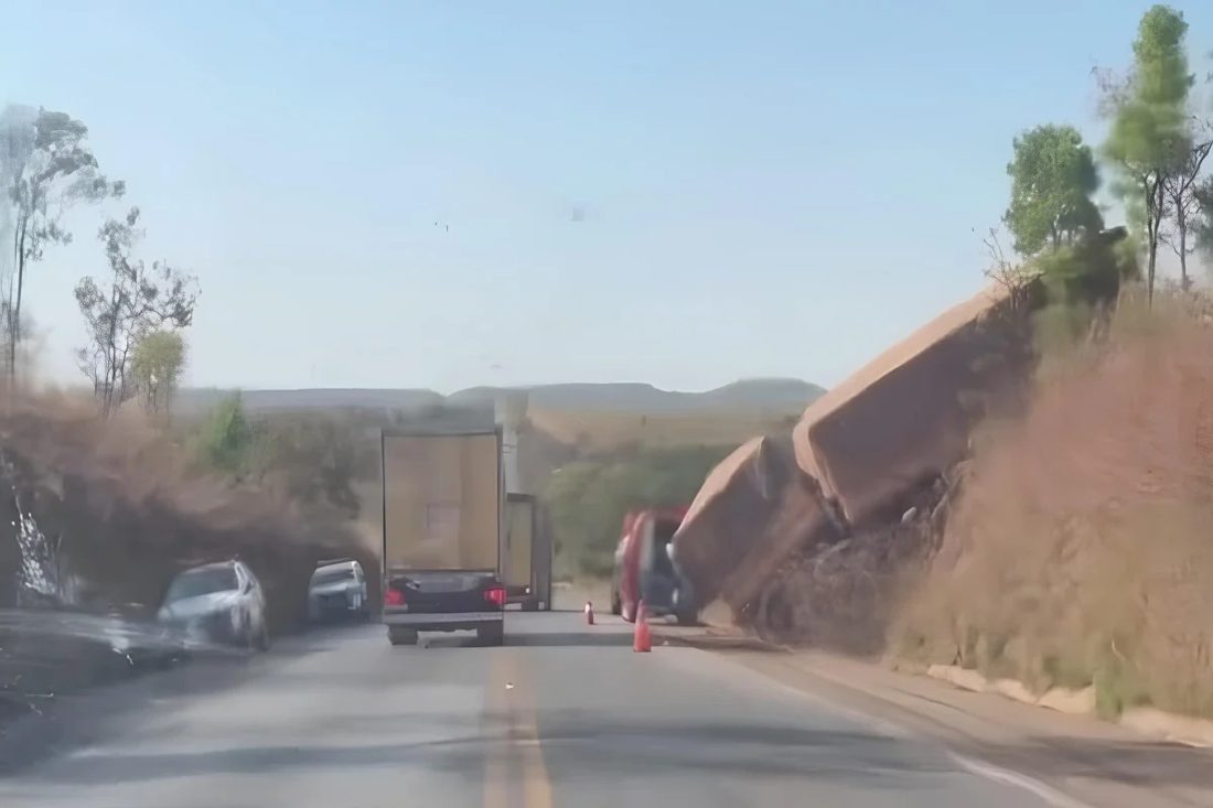 Carreta sai da pista e fica presa em barranco na BR-040, km 75, em Cristalina (GO)