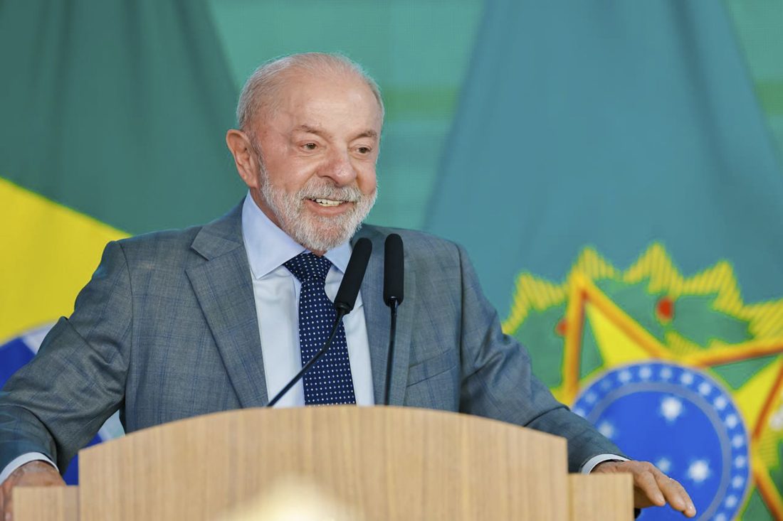 Reajuste do Bolsa Família é estratégia de Lula para mudar o foco da eleição após crise no STF