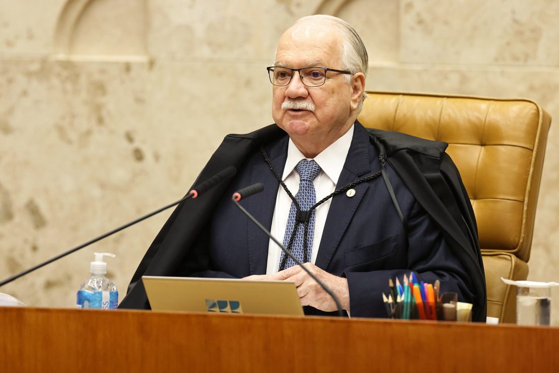Fachin interrompe Dino e determina pedido de palavra à Presidência do STF