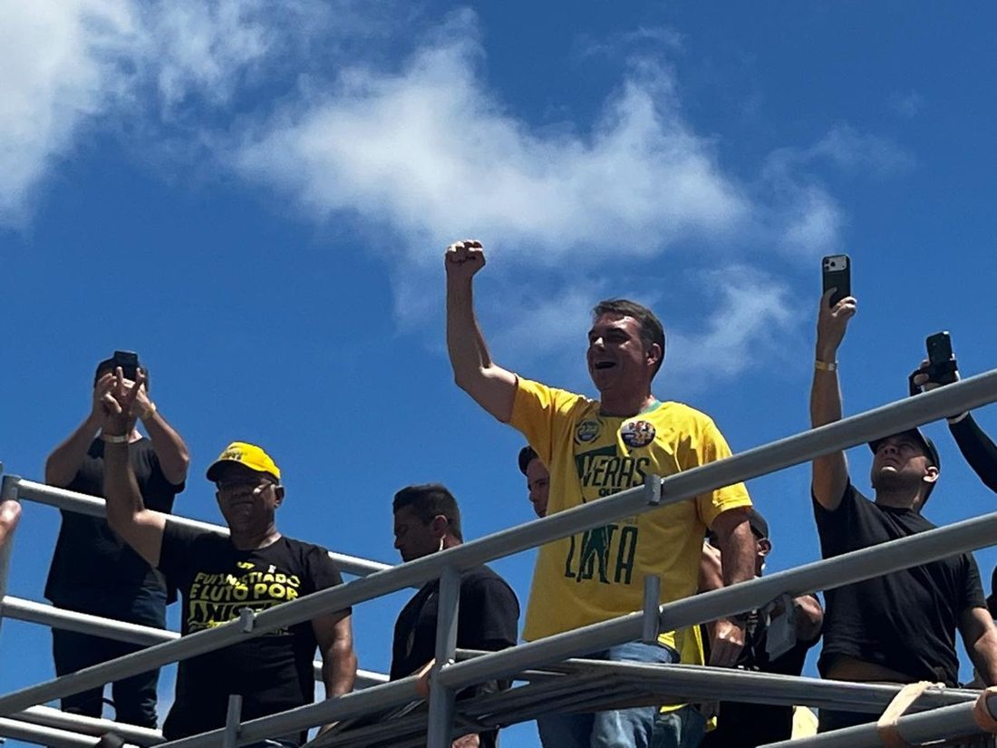 Flávio Bolsonaro acusa CNBB de participar de fake news sobre Nossa Senhora Aparecida; bispos rebatem a alegação