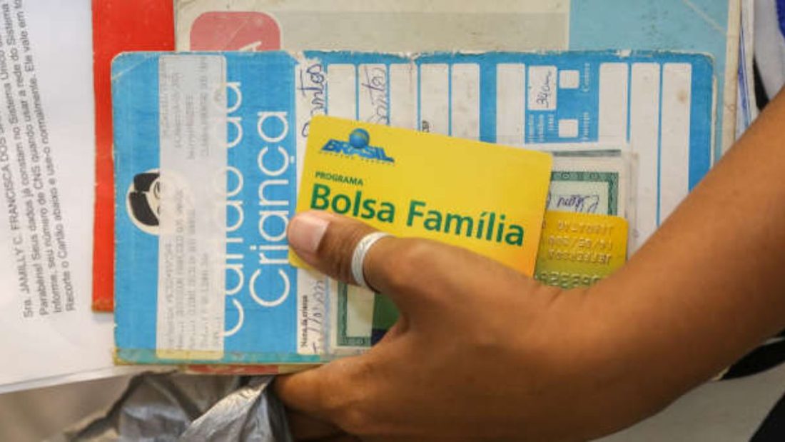 Governo afirma que PLOA 2027 não inclui aumento de 15% no Bolsa Família