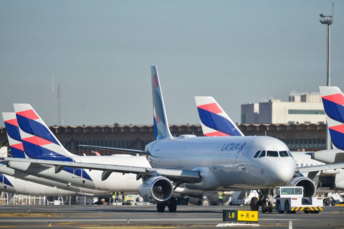 Passageiro que urinou em voo da Azul tem direito de voar suspenso por seis meses e paga multa de R$ 17,5 mil