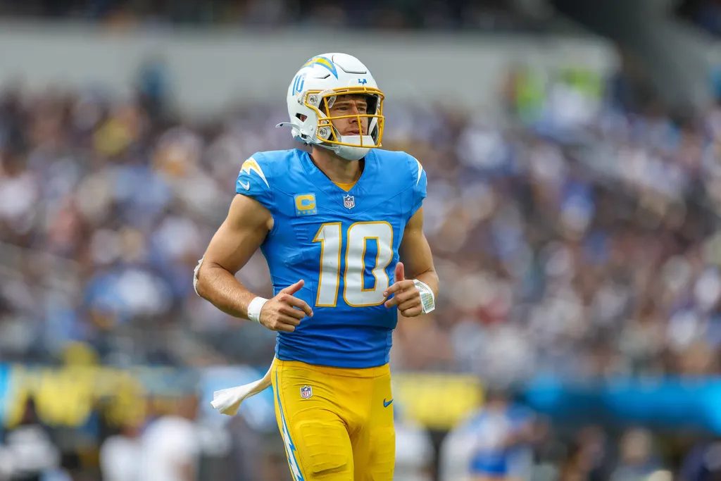 Chargers buscam primeira vitória na NFL contra Bills invictos; veja horário
