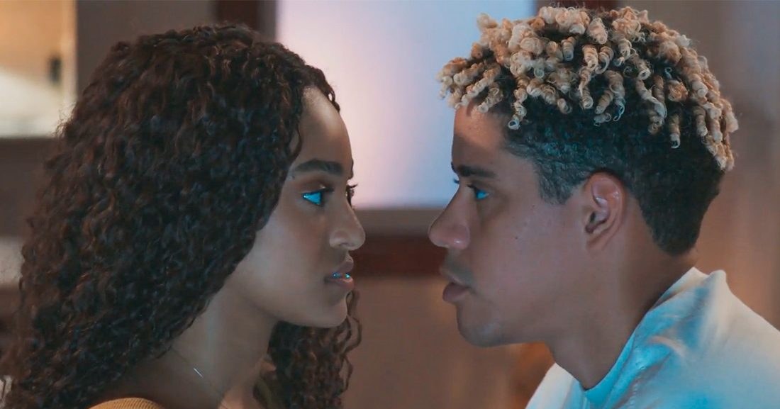 Peixe declara seu amor a Dalila e selam o romance com beijo em Por Você