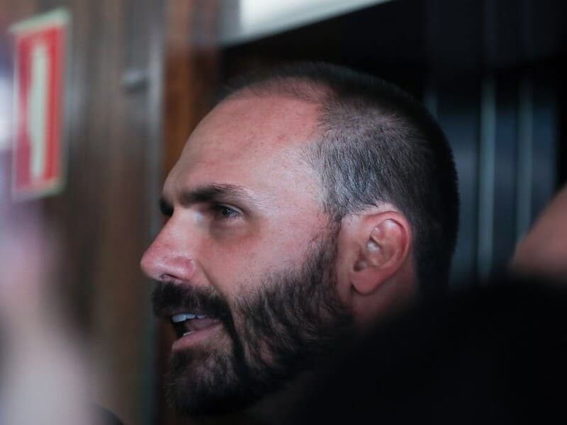 Eduardo Bolsonaro tem cargo de escrivão da Polícia Federal rescindido por abandono de função