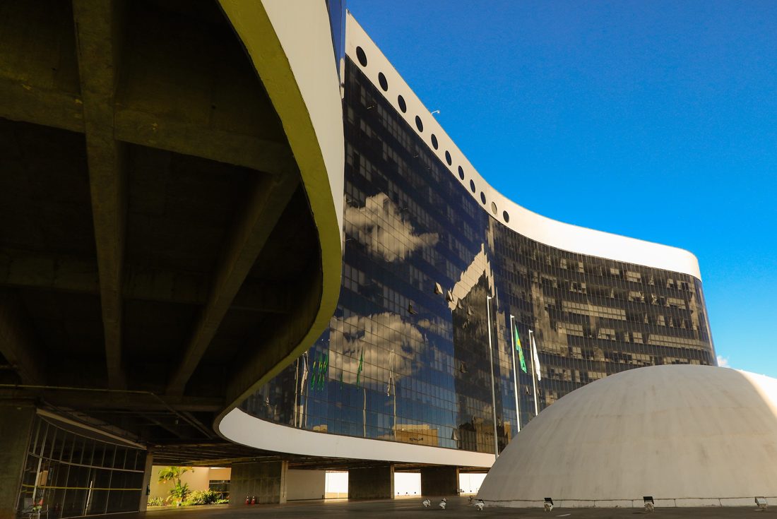 Reta final das eleições tem 'guerra jurídica' entre presidenciáveis; TSE já recebeu ao menos 450 ações