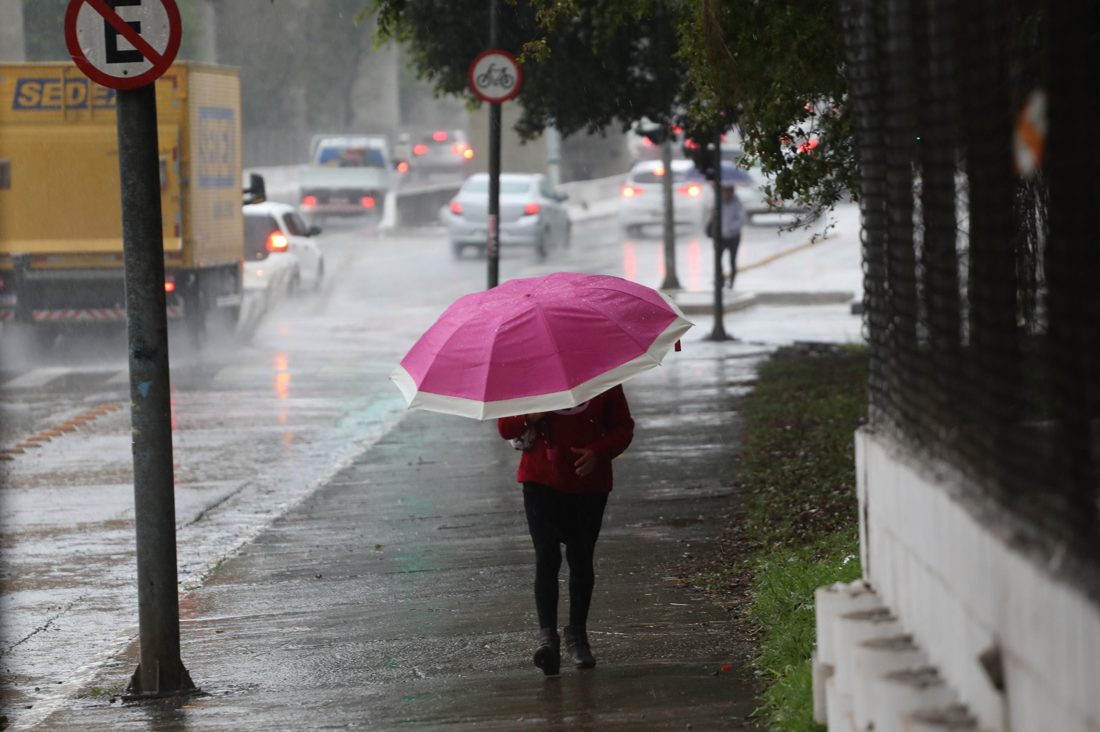 Frente fria traz chuva e queda de até 8°C na capital paulista nesta terça (22)