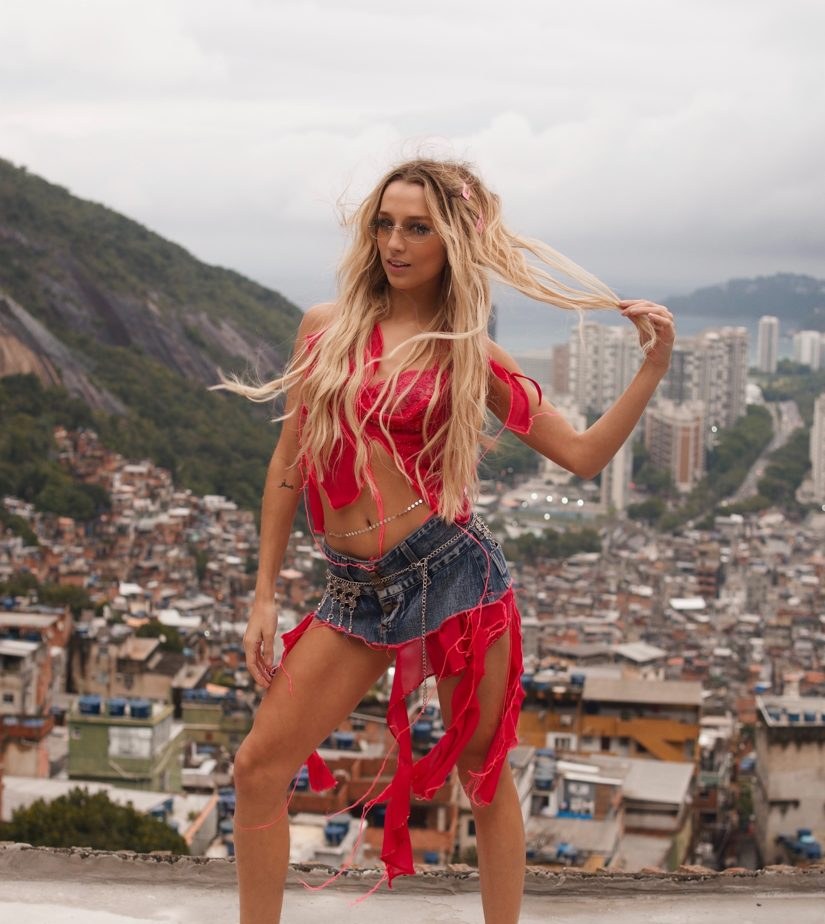 Samira Sagr abre álbum de fotos na Rocinha após passeio de moto e celebra descoberta da cidade
