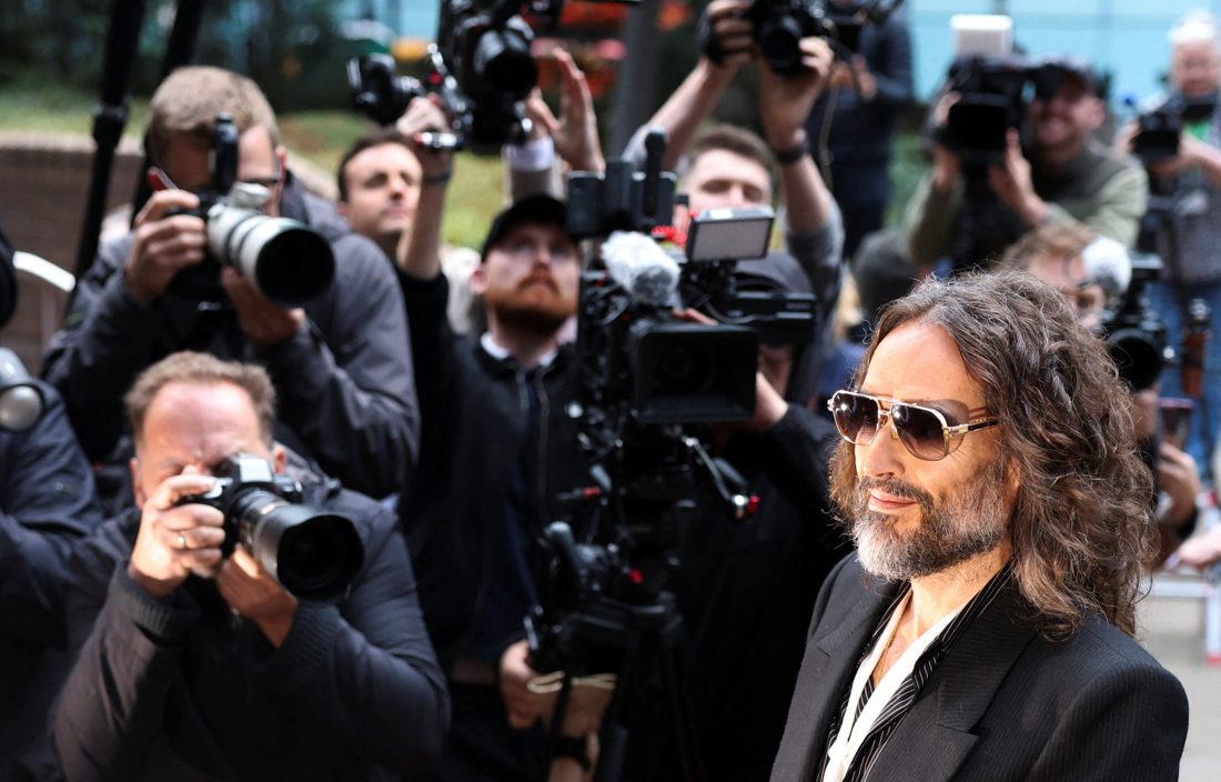 Promotores britânicos acusam Russell Brand de ser predador sexual implacável