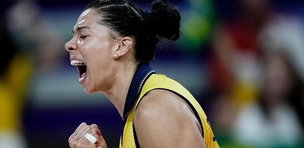 Ex-central da seleção de vôlei Ana Carolina revela diagnóstico de câncer de colo do útero e fala sobre recuperação
