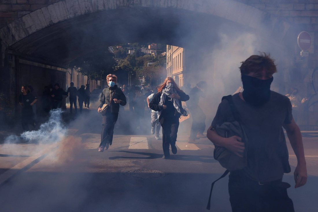 Macron enfrenta onda de protestos estudantis e fechamento de escolas em todo o país