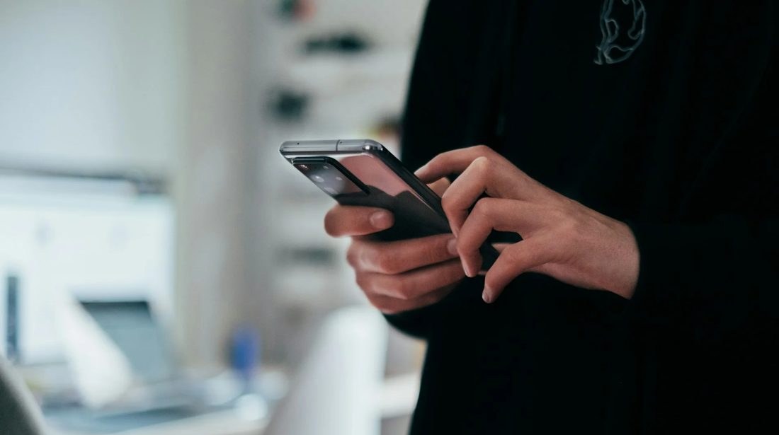Apple alerta usuários sobre spyware mercenário: entenda a ameaça e como se proteger