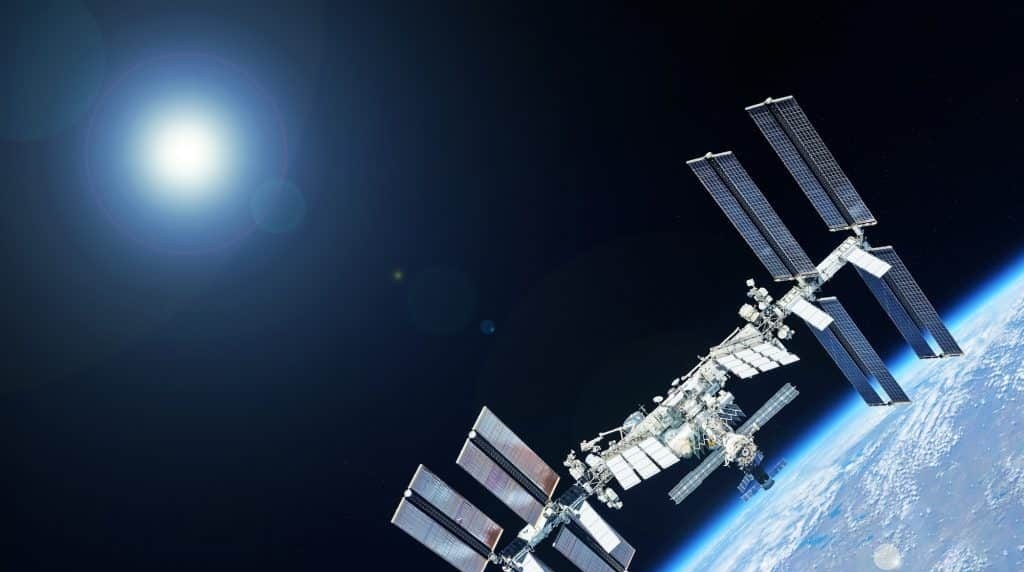 Dragon da SpaceX estabelece novo recorde de 7h55 entre lançamento e acoplamento na ISS