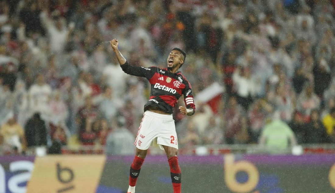 Bruno Henrique celebra título da Série D do Uberlândia, primeiro clube profissional