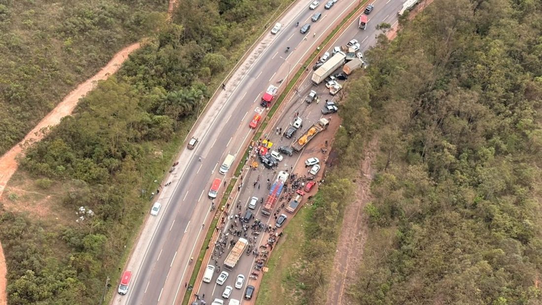 Engavetamento com cerca de 20 veículos interrompe tráfego na BR-040, em Nova Lima