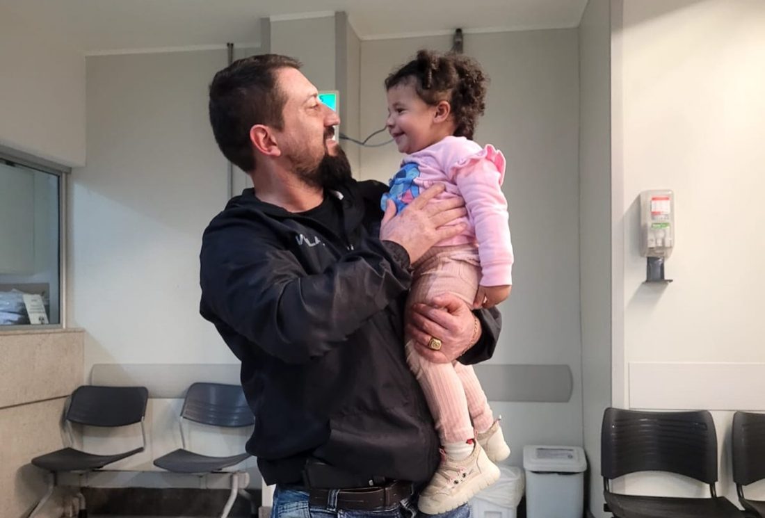 Policial civil salva menina de 1 ano e 9 meses que engasgou em frente ao Nugesp, em Porto Alegre