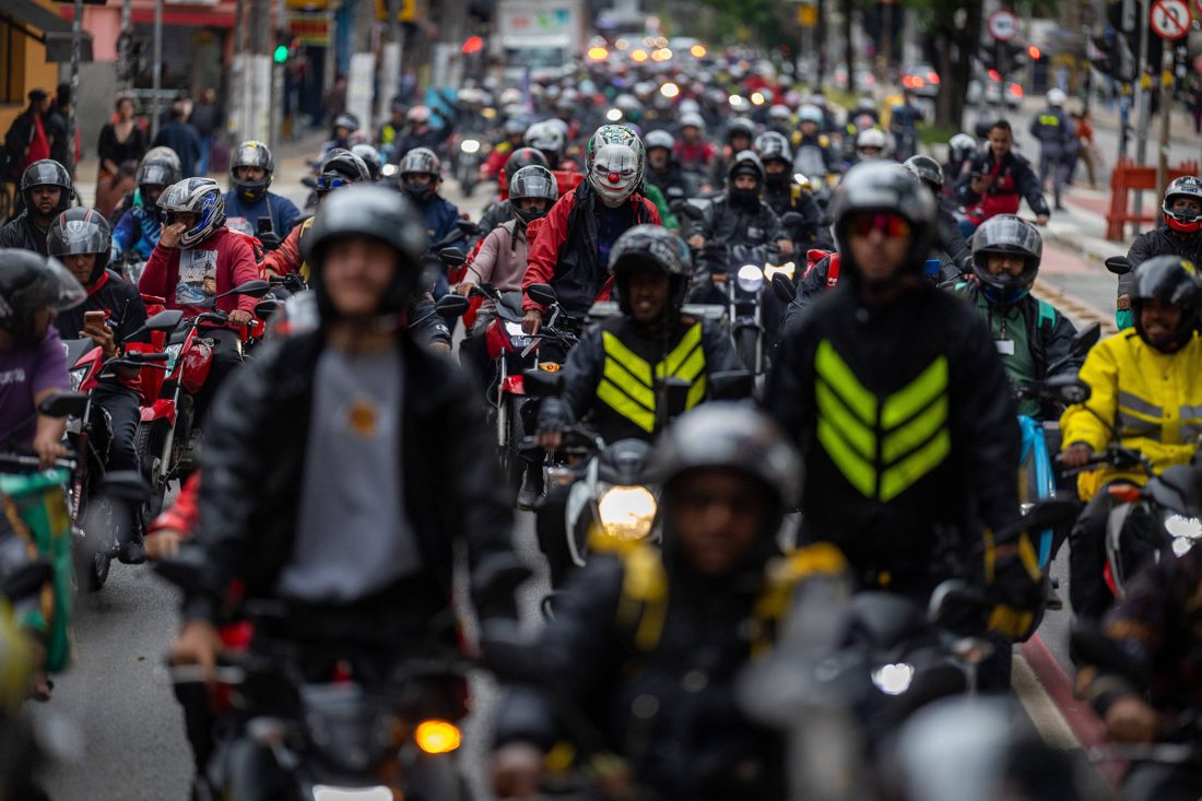 Motoboys interrompem serviços de apps e acusam Keeta e 99Food de pagar bônus para esvaziar protesto