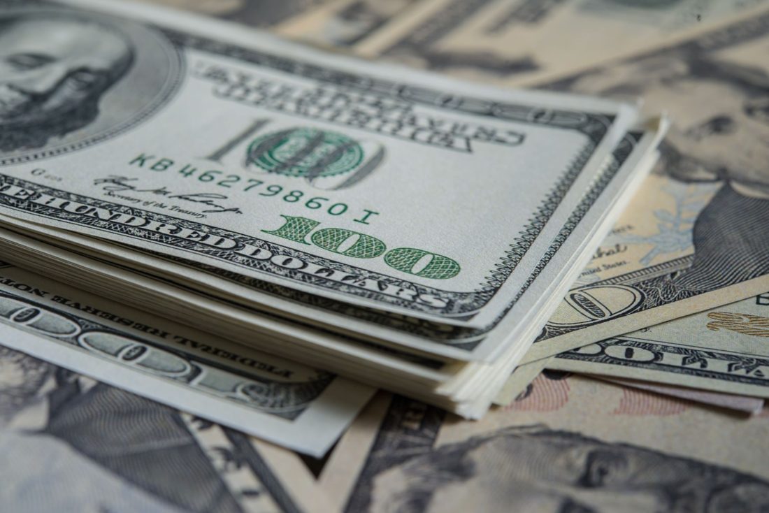 Dólar avança 0,85% para R$5,2251 enquanto Ibovespa recua 0,26% para 182.991 pontos; mercado reage a dívida pública, pesquisa eleitoral e tensões globais