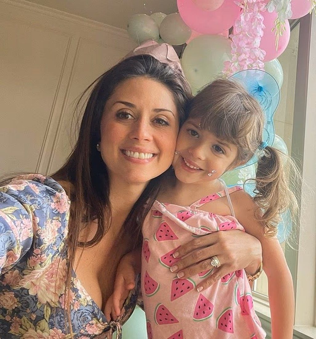 Brasileira de 35 anos mata filha de 4 anos e atira em si mesma após perder guarda em Houston