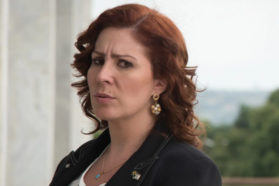 Volta de Carla Zambelli ao Brasil é "sentença de morte", afirma novo advogado