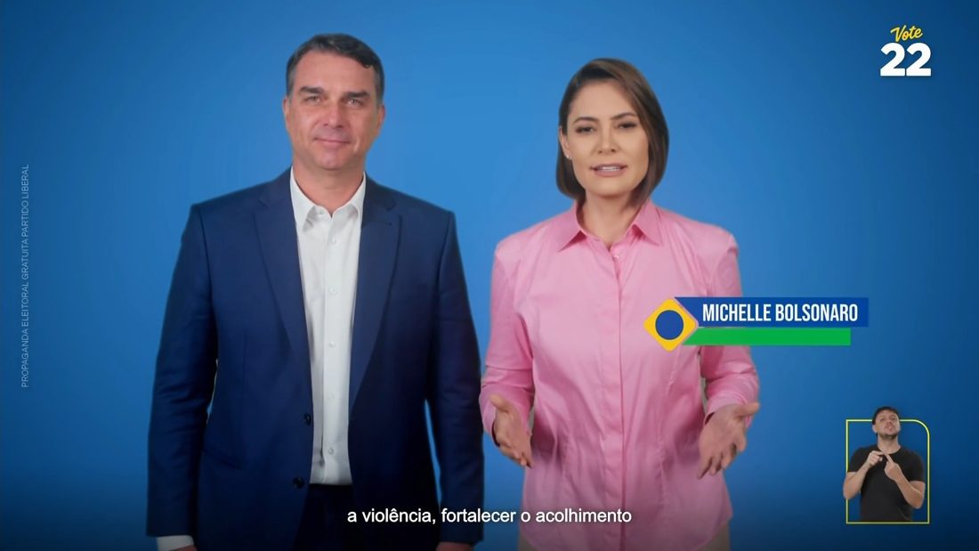 Flávio Bolsonaro e Michelle Bolsonaro aparecem juntos em propaganda eleitoral de 12 segundos