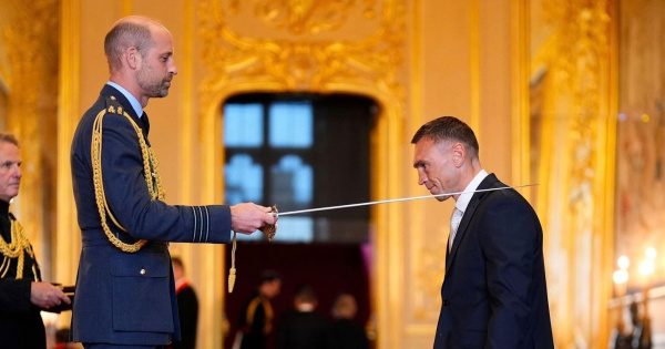 Príncipe William concede título de cavaleiro a Kevin Sinfield em cerimônia no Castelo de Windsor