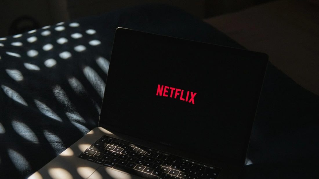 Netflix supera pico da TV paga no Brasil e fatura mais de R$ 500 milhões com plano com anúncios