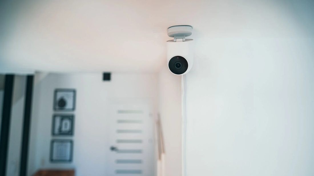 Câmeras de segurança Wi‑Fi em casa: riscos de invasão e como se proteger
