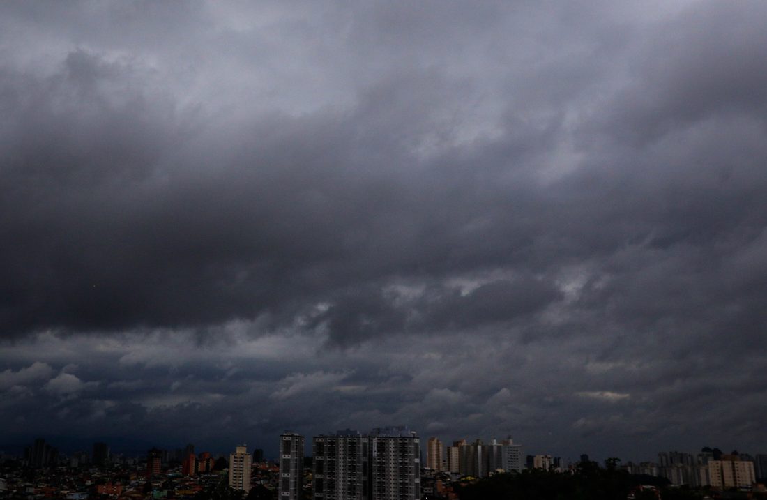 Inmet emite alertas de tempestade para 10 estados; ventos podem chegar a 100 km/h