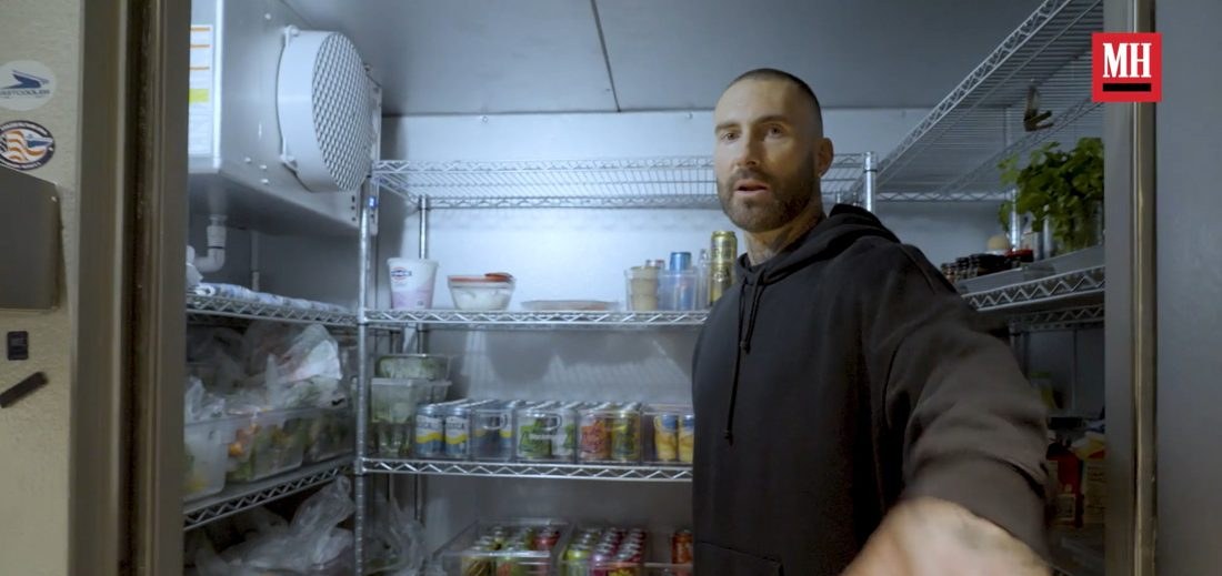 Adam Levine revela dieta pré-show e alimentos indispensáveis para manter o shape aos 47 anos