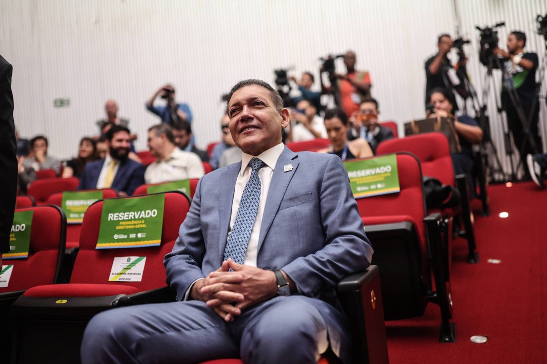 Kassio autoriza propagandas da campanha de Flávio que associam Lula a Moraes, ao caso do INSS e a cassinos ilegais