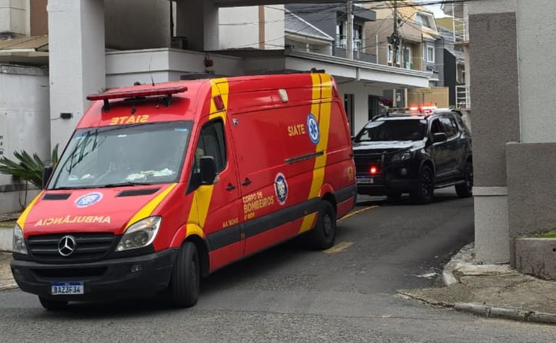Policial do Batalhão de Choque sofre acidente ao usar macaco hidráulico em manutenção de carro em Curitiba