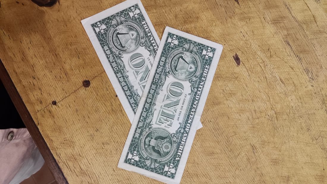 Dólar recua e petróleo despenca enquanto investidores aguardam encontro Trump‑Xi