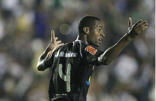 Dedé brilha e leva Vasco à virada histórica que devolve a semifinal continental após 15 anos