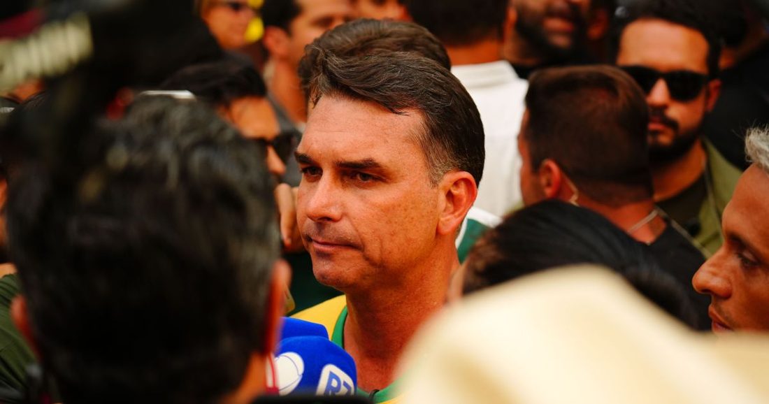 Aliados apontam erro de Flávio Bolsonaro sobre a CNBB e reação considerada desastrosa em crise de fake news