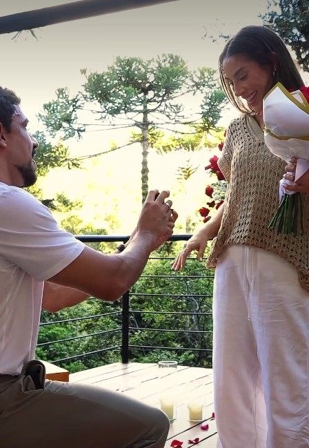 Maike pede Renata Saldanha em casamento: 'Hoje começa oficialmente o nosso para sempre'
