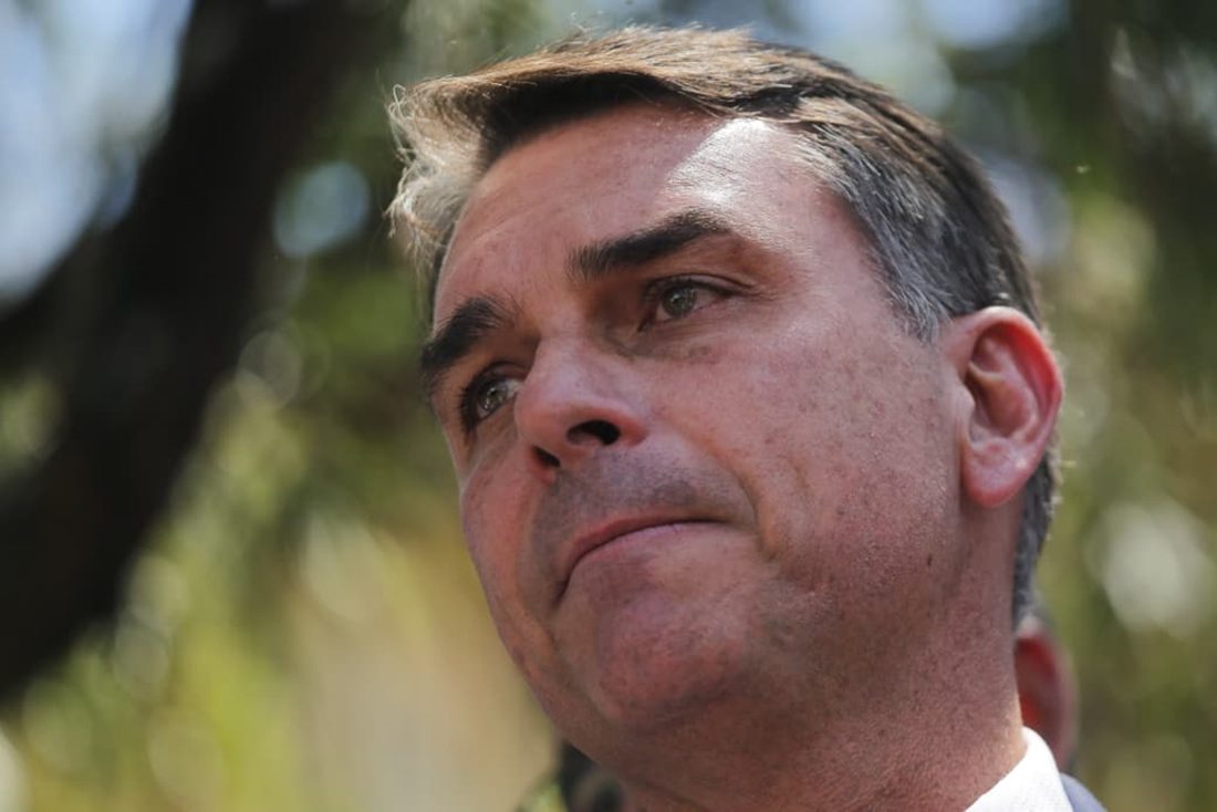 TSE suspende site que distribuía criptomoedas em troca de propaganda para Flávio Bolsonaro