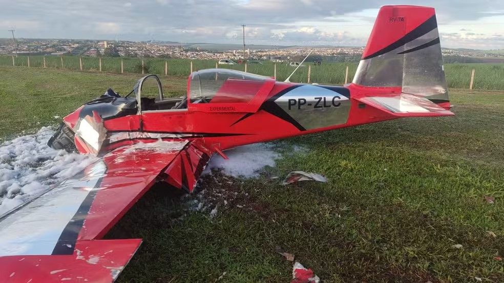 Avião de pequeno porte cai logo após decolar de fazenda no interior de São Paulo e deixa duas mortos