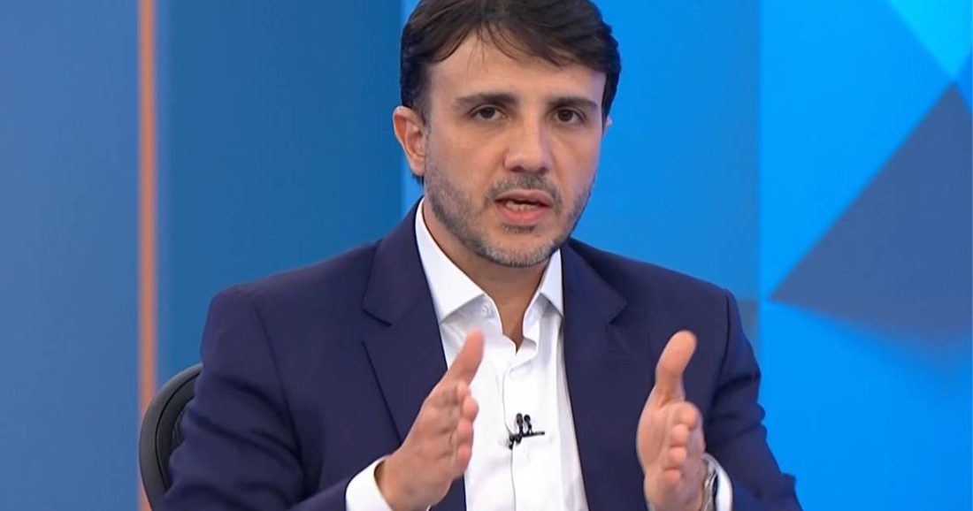 Renan Santos defende o bolsonarismo como fenômeno democrático e reconhece tentativa de golpe de Jair Bolsonaro