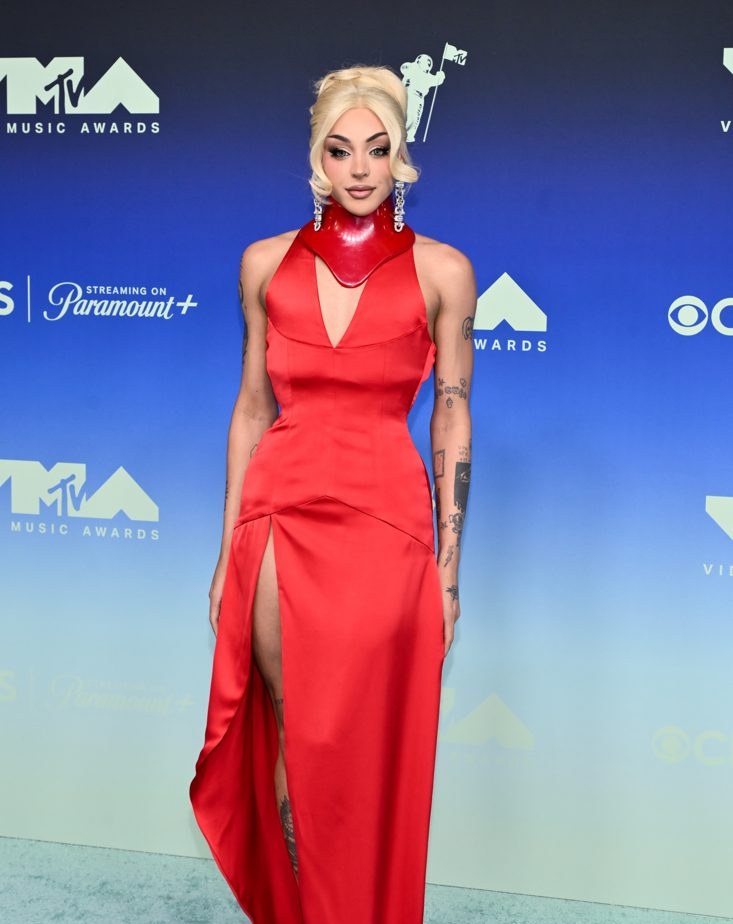 Pabllo Vittar desfila em vestido vermelho com fenda no VMA 2026