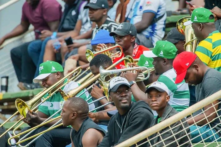 Banda de metais anima retorno dos Warriors ao NSS