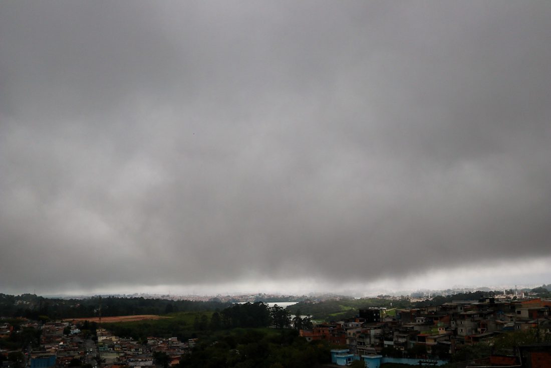 Inmet emite alerta vermelho de grande perigo para tempestades em 529 municípios do Sul